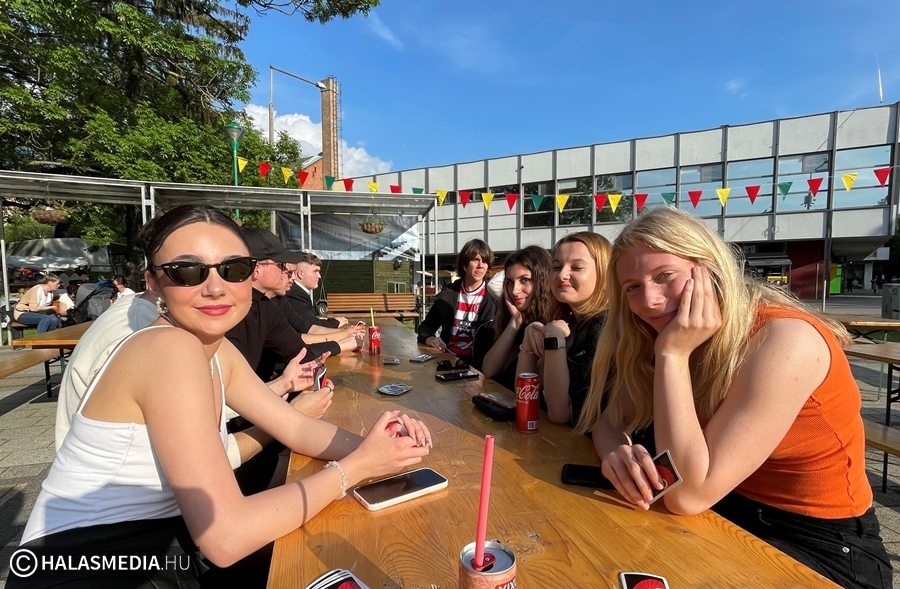 Koncertek, étel, ital, kirakodóvásár - megkezdődött a Nyárindító Főtérparty