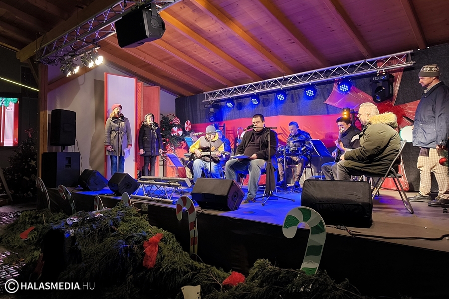 Zenével és esővel nyitott az adventi vásár