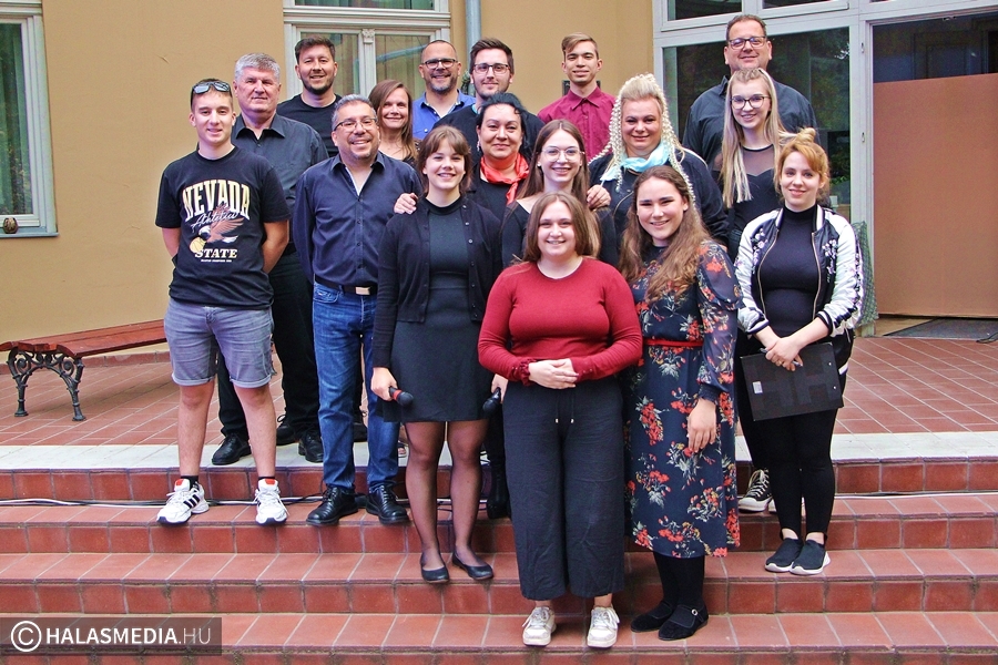 (►) Szívvel-lélekkel énekelték a musical dalokat