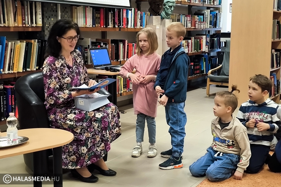 (►) A halasi könyvtárban elevenedtek meg a mesehősök