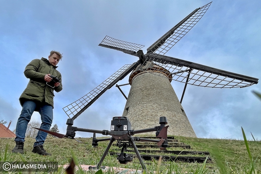 (►) Így még sosem örökítették meg a halasi szélmalmot
