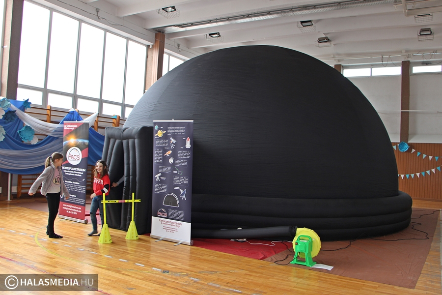 Mobil planetárium a Szent József-iskolában