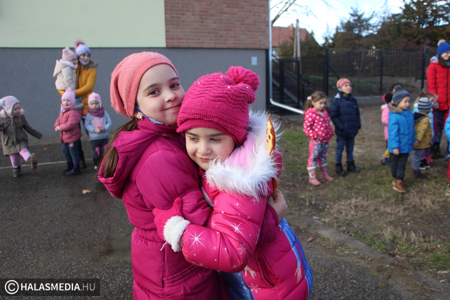 Verssel köszöntötték a kertvárosi ovis szomszédokat