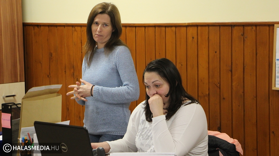 Segítenek a védőoltás regisztrációban