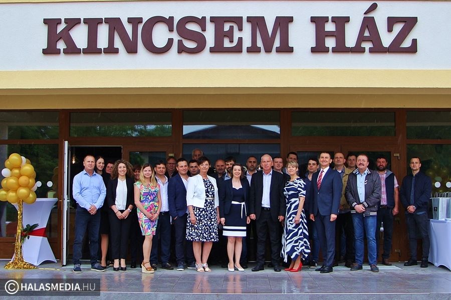 „Autókereskedelmet működtetni olyan, mint egy nagycsaládban élni''