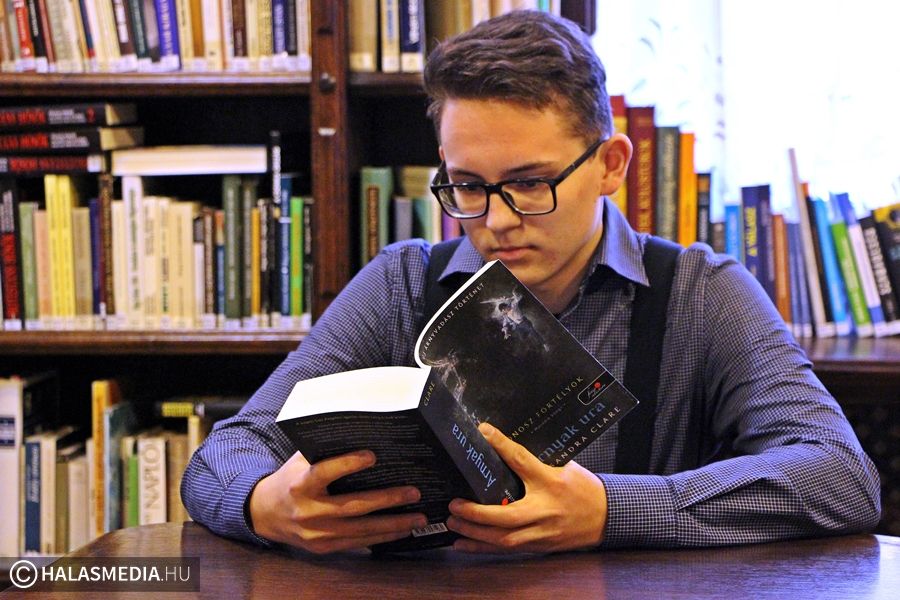 Könyvet olvasni jó