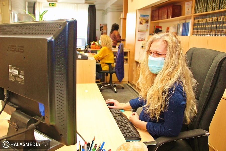 Maszkot kell viselni a könyvtárban is
