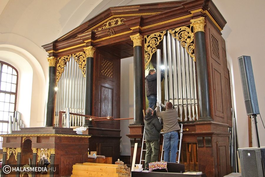 (►) Így szépült meg a halasi református gyülekezet orgonája