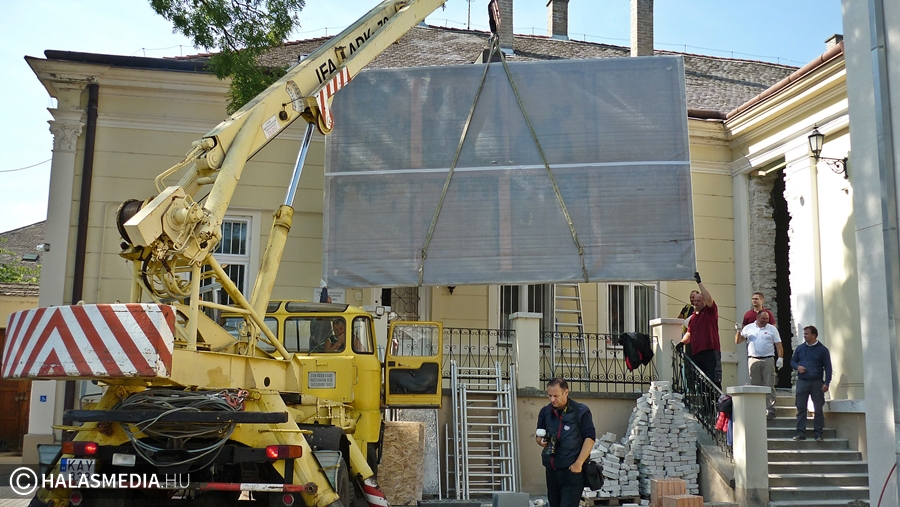 Elköltöztették az óriási Thorma-képeket