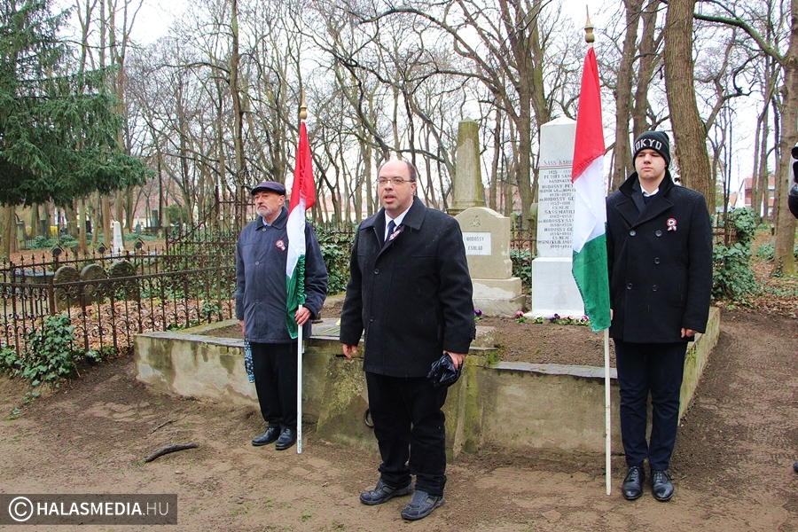 Megszépült Sass Károly sírja