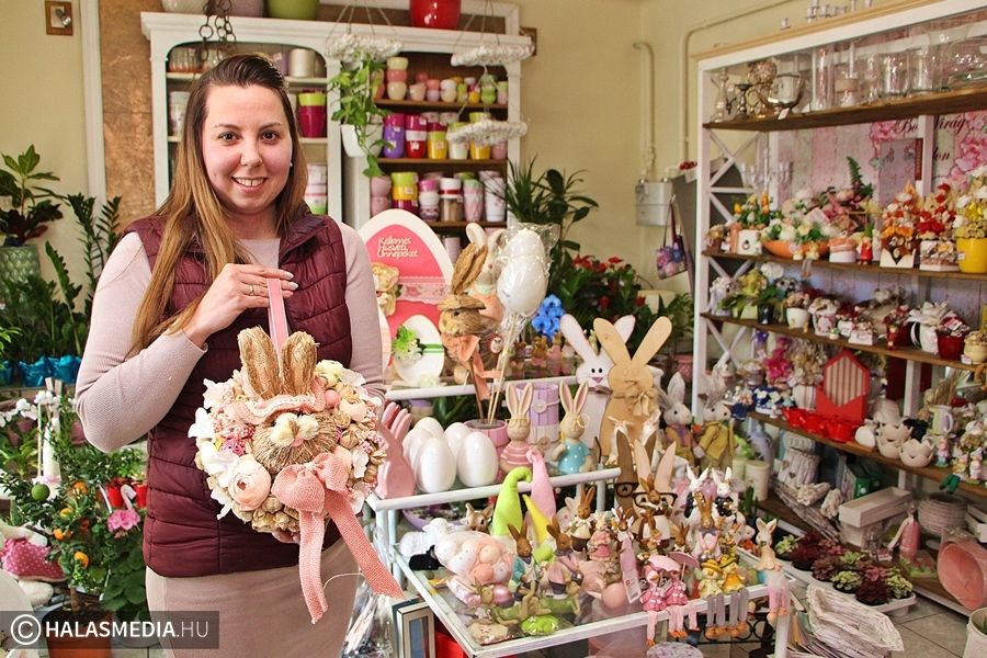 (►) Rózsaszín, barack, sárga és zöld húsvéti dekorációk