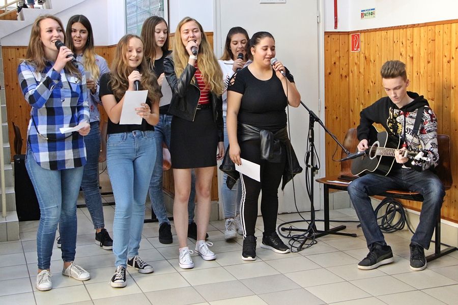 Közösen énekeltek, zenéltek a tekósok