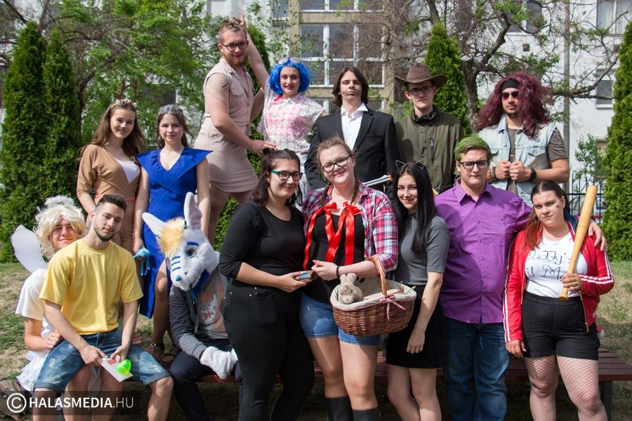 (►) Jelmezt öltöttek a tekós fiatalok