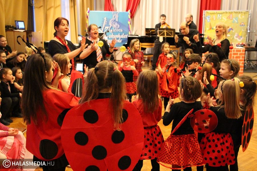 Farsangi Kavalkád színes jelmezekkel