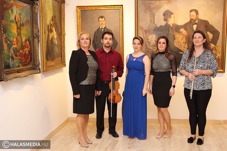 Zenével indult az advent Halason