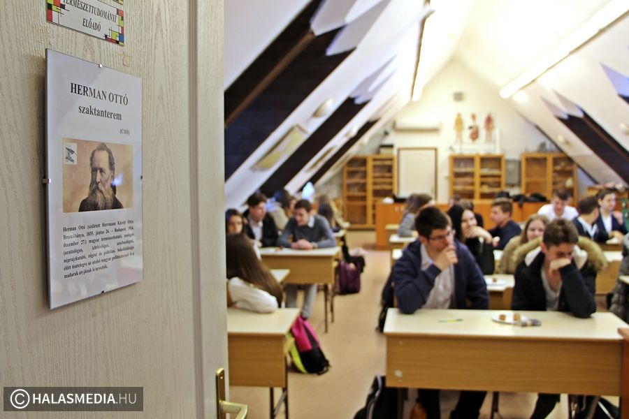 Herman Ottó termet avattak Kiskunhalason