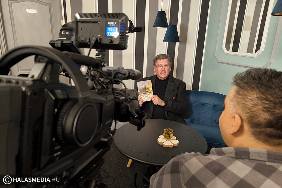 Kautzky Armanddal jön a 400. Lapozgató