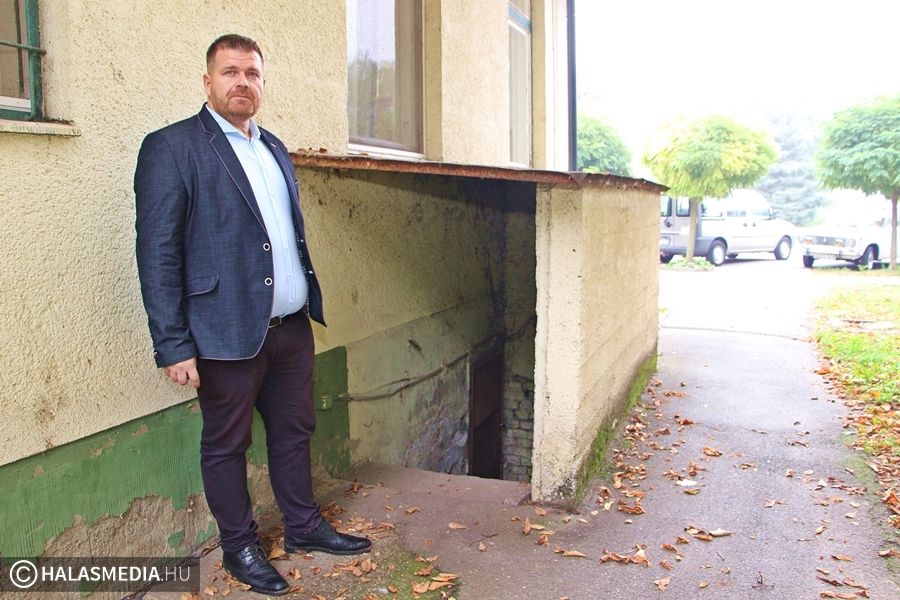 (►) Így fogták el a kisszállási hivatal pincéjében elbújó migránst