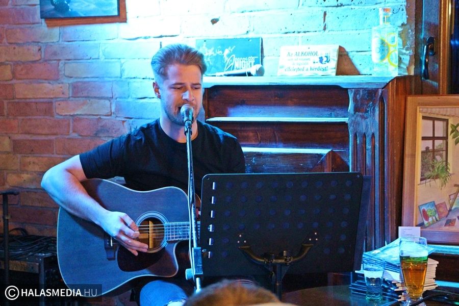 „Isten ismerősnek jelölt”