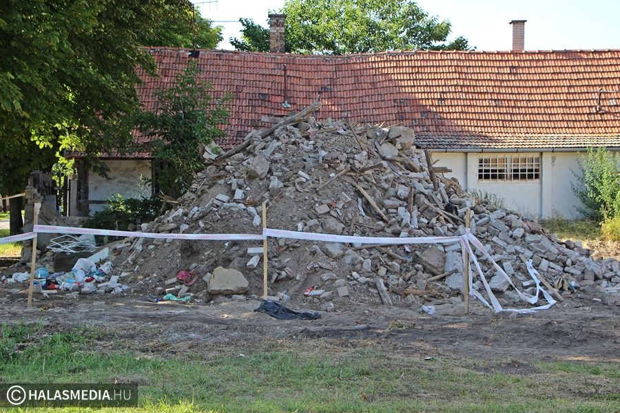 Lebontották a veszélyes házat