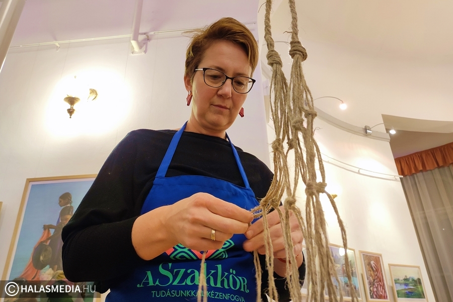 Két kéz, fonal és olló