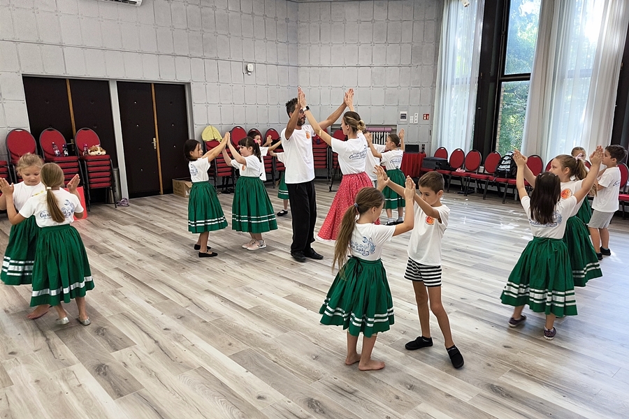 (►) Néptánccal telik a vakáció