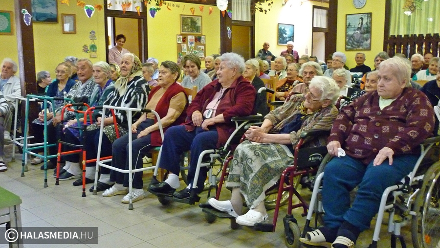Mulatozással zárult az idősek hónapja