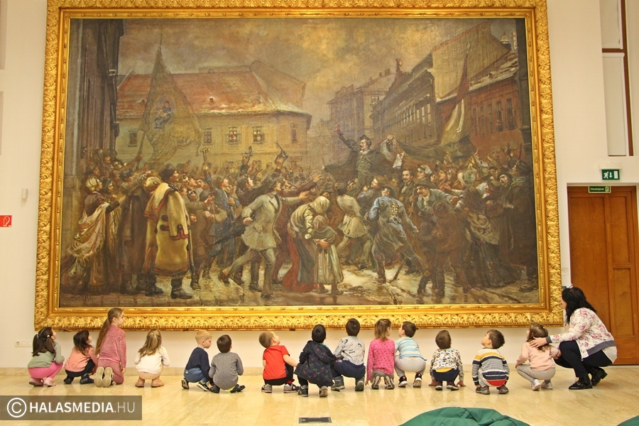 (►) Elvarázsolták az ovisokat a hatalmas Thorma-képek