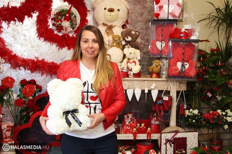 Virágmaci, vörös rózsa, csokoládéba mártott virágszál