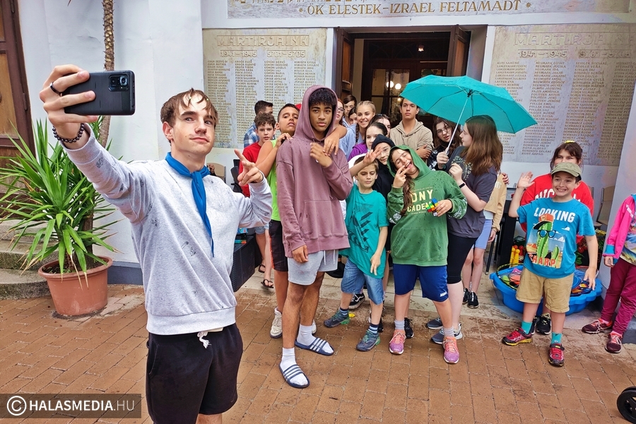 (►) Tábor és programok a zsinagógánál