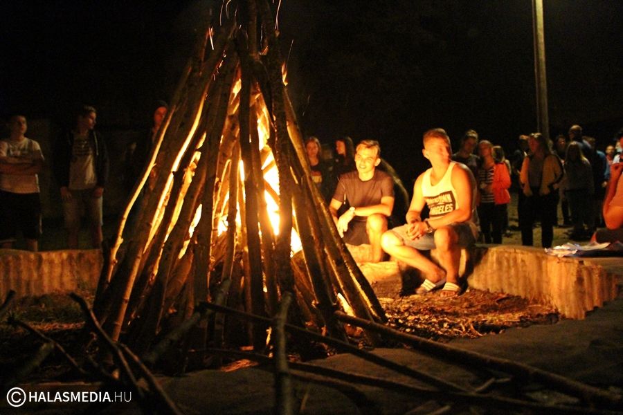 Tábortűz fényénél mulattak a dékánisok (galéria)