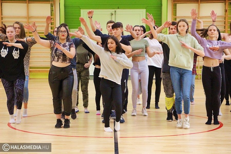 Mindenük a zene és a mozgás