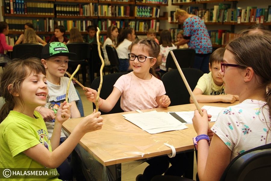 Varázspálcák készültek a könyvtárban