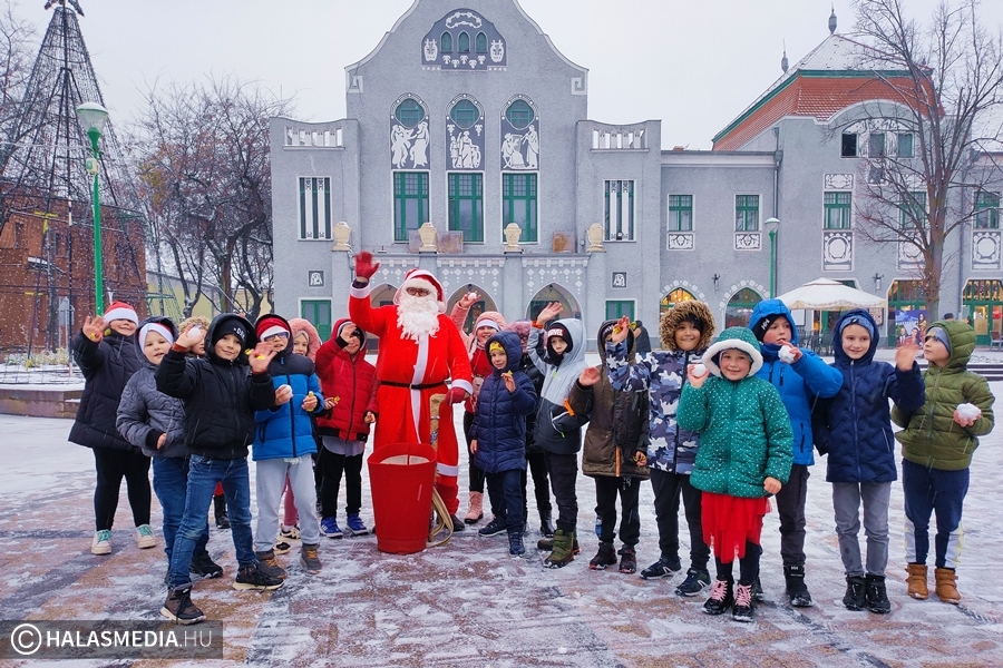 (►) Hull a pelyhes fehér hó...