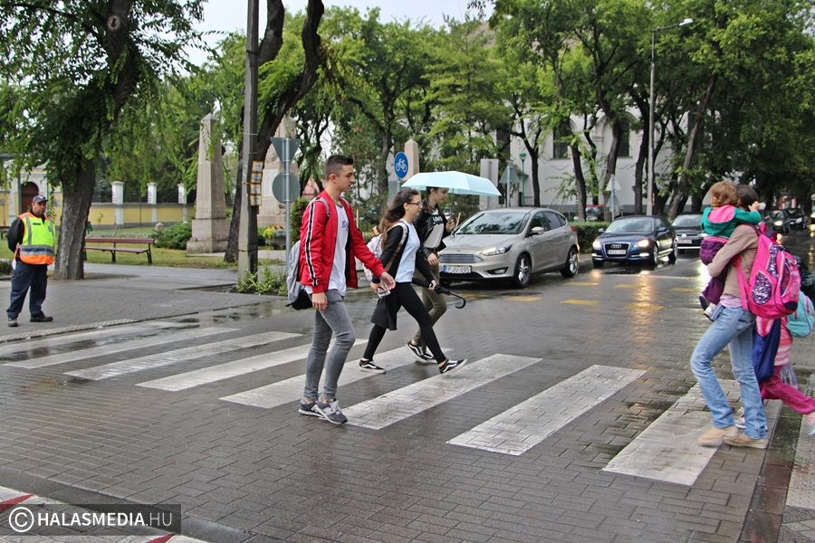 Iskolakezdés esővel, forgalmi dugóval