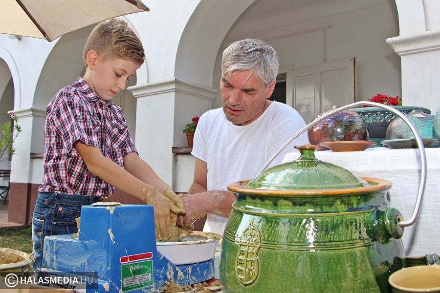 Agyagozás, furulyakészítés, fajátékok