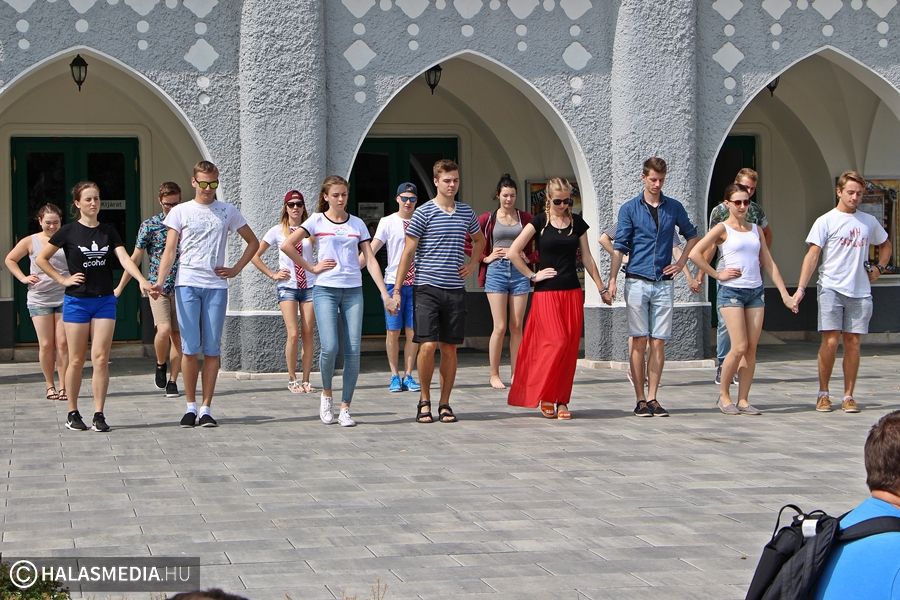 Lett táncosok járták a várost