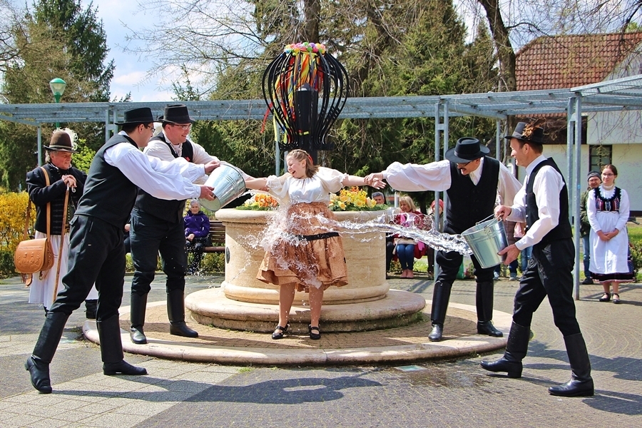 Hagyományos húsvéti locsolkodás a Piros Muskátli Tánccsoport közreműködésével