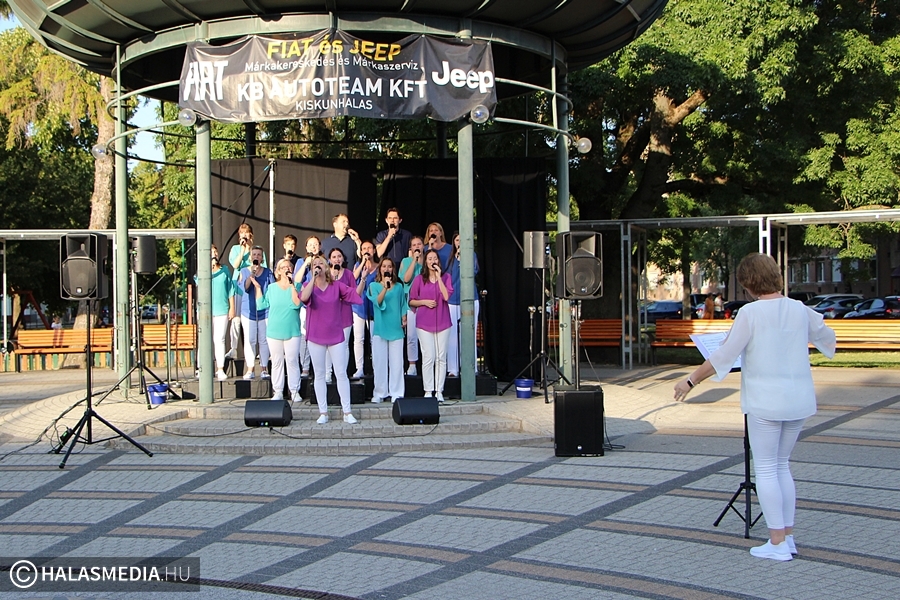 Halason koncertezett a Magyar Continental Singers