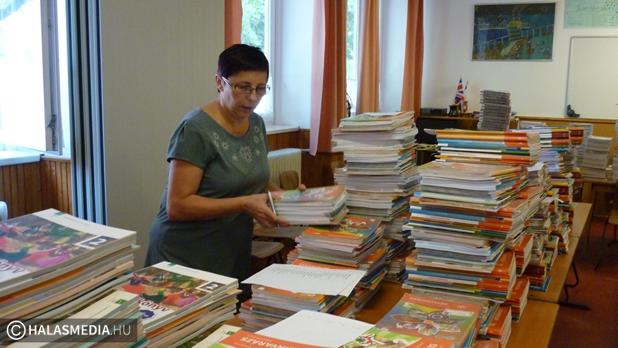 Elindultak a tankönyvosztások