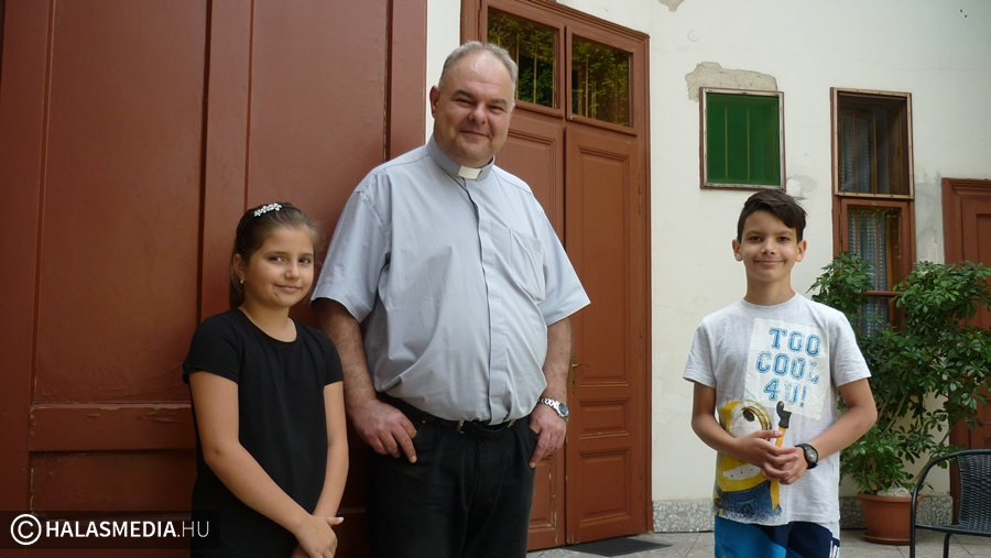 Majális a katolikus plébánián 