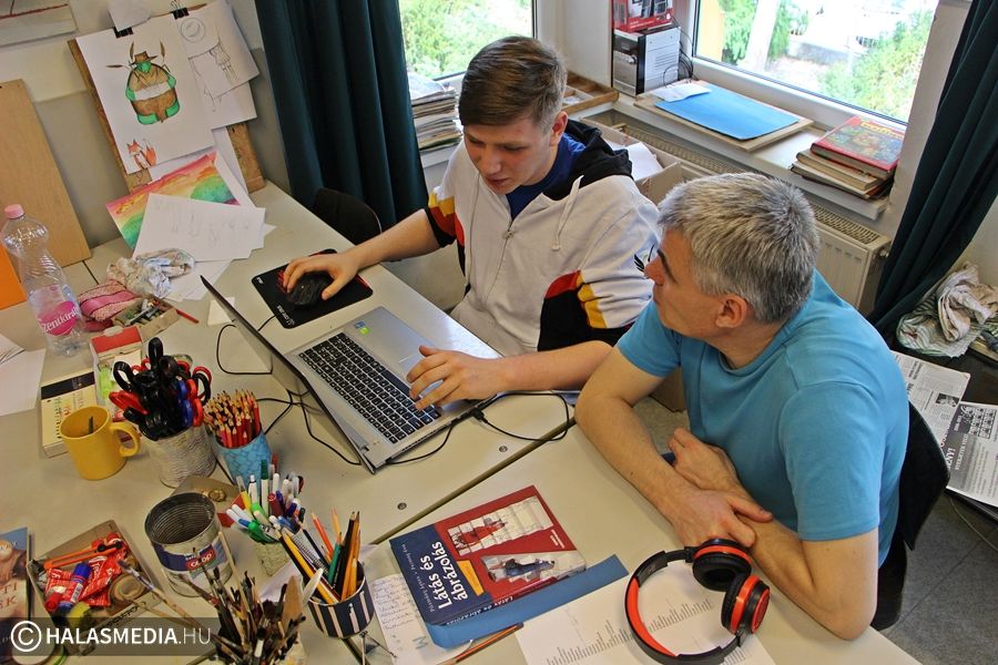 Laptopon álmodja újra a világot