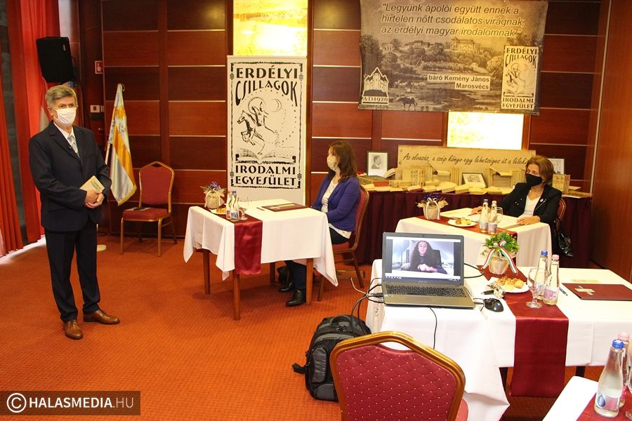 (►) Prózafelolvasás webkamerán keresztül