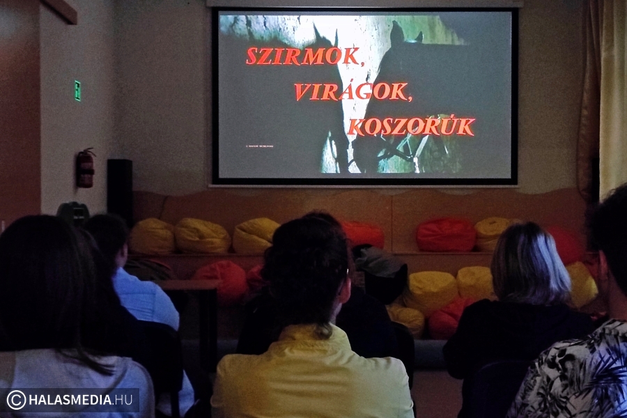 (►) Keddenként lehet mozizni