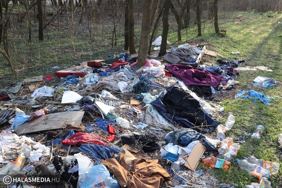 (►) Szeméthalmok az út mellett