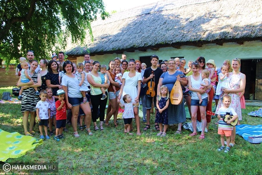 Zene, Tájház, játék