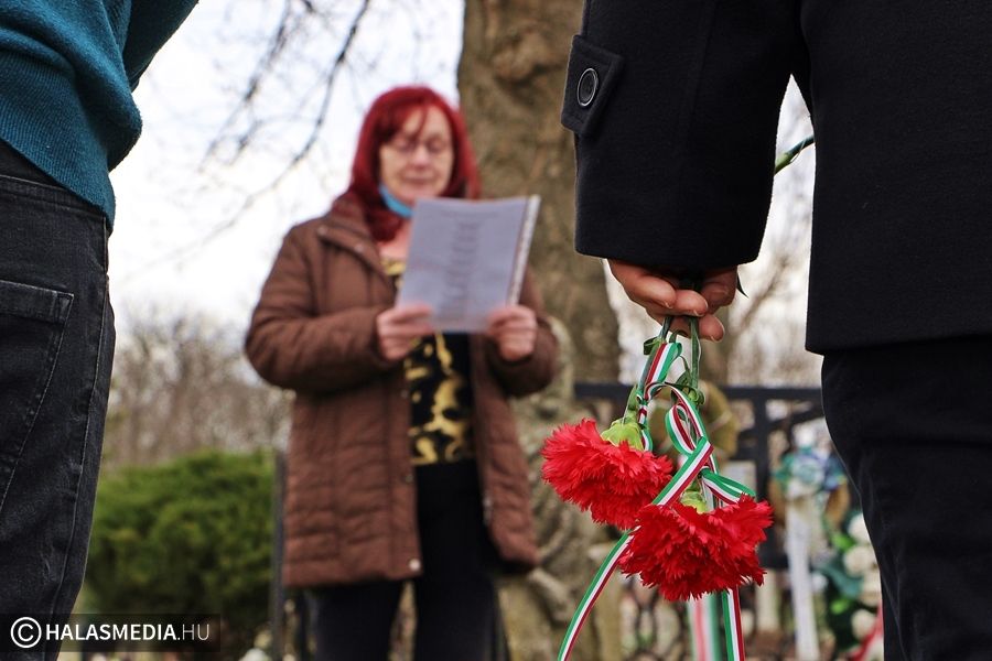 (►) Versek és virágok Sánta Tamás sírjánál