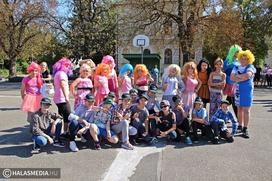 Diákok és tanáraik is jelmezt húztak (galéria)