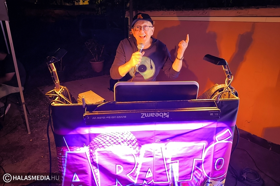 Túl a hetvenen is pörgeti a legjobb slágereket