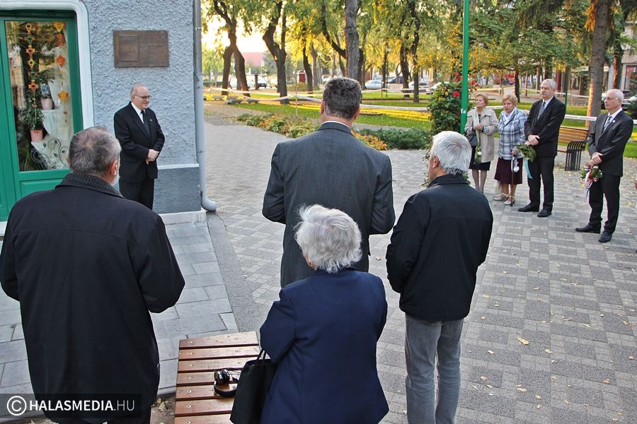 Koszorúval, mécsessel emlékeztek az áldozatokra